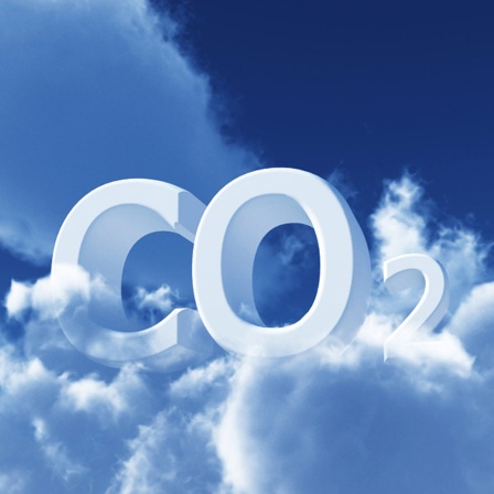 Auf einer Wolke steht die Formel für Kohlendioxid "CO2", Montage