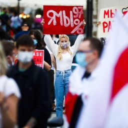 Menschen protestieren auf dem Hauptplatz in Krakau für demokratische belarussische Wahlen während einer Solidaritätskundgebung für politische Gefangene in Belarus. Krakau, Polen am 3. Juli 2020.