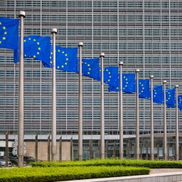 Europafahnen vor dem Gebäude der Europäischen Kommission in Brüssel 