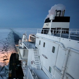 Der LNG-Tanker "OB River" auf See beim Durchqueren der Arktis.