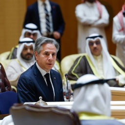 Antony Blinken (M), Außenminister der USA, nimmt an einem gemeinsamen Ministertreffen mit seinen saudischen Amtskollegen teil.