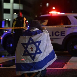 WASHINGTON DC, USA, 21.05.2025: US-Polizisten stehen Wache und nehmen Ermittlungen auf, nachdem zwei Mitarbeiter der israelischen Botschaft bei einer Schießerei in der Nähe des Jüdischen Museums getötet wurden.