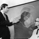 Herzspezialist Dr. Christian Barnard erklärt, wie er die weltweit erste Herztransplantation in Johannesburg, Südafrika, durchführte.