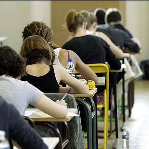 Eine Klasse voller Schüler bei der Prüfung