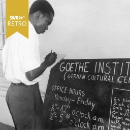 Goethe Institut Accra/Ghana 1961: Mann notiert Öffnungszeiten