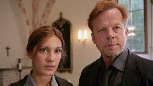 Kommissar Wallander (Krister Henriksson) und seine Kollegin Isabell (Nina Zanjani) ermitteln in einem Mädchenpensionat.
