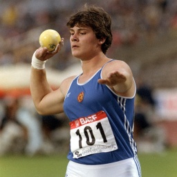 Die frühere DDR-Athletin Heidi Krieger konzentriert sich vor ihrem Versuch am 26.8.1986 bei der Leichtathletik-EM in Stuttgart. 