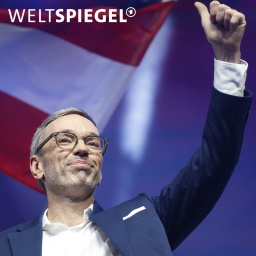 Herbert Kickl von der FPÖ, im Hintergrund eine österreichische Flagge