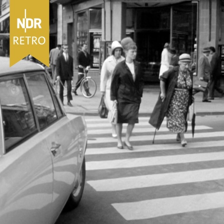 Menschen gehen über einen Zebrastreifen in der Hamburger Innenstadt, 1964.