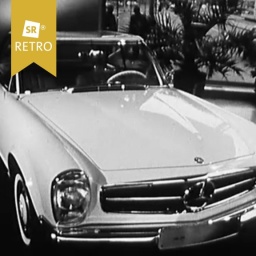 Mercedes Benz 230 SL in einem Ausstellungsraum