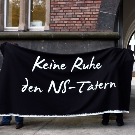 Transparent: Keine Ruhe den NS-Tätern © Oliver Berg/dpa