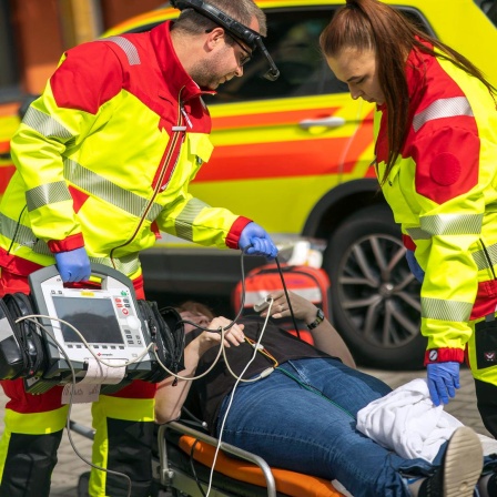 Rettungsdienst in Brandenburg, ein Notarzt und eine Sanitäterin versorgen eine Patientin.
