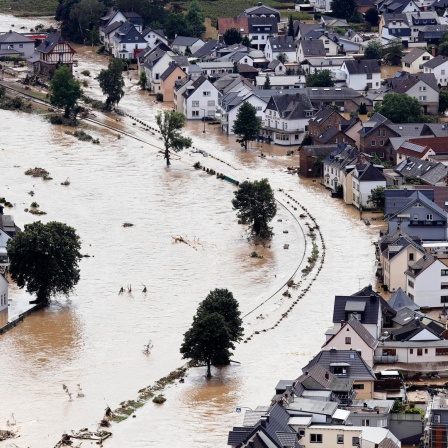 Überschwemmung nach der Flutkatastrophe 2021 in Dernau im Ahrtal