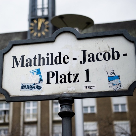 Straßenschild: Mathilde-Jacob-Platz 1