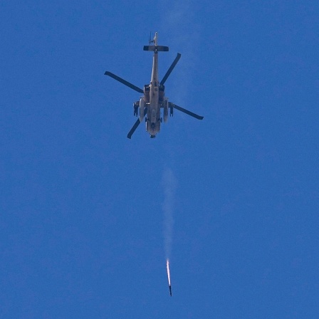 Ein israelischer Apache-Hubschrauber feuert eine Rakete in Richtung des Gazastreifens ab.