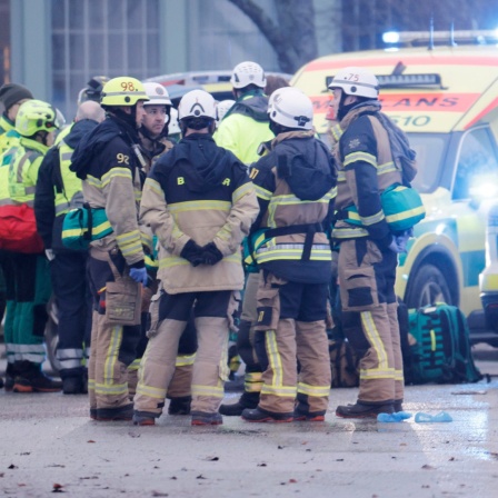 Rettungskräfte arbeiten vor der Risbergska-Schule im schwedischen Örebro.