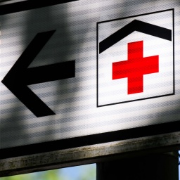 Symbolbild: Ein Schild weist den Weg zur Medizinischen Hochschule Hannover MHH.