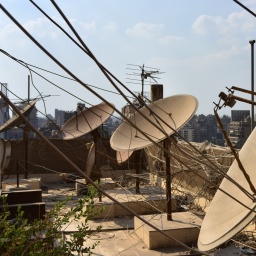 Satellitenschüsseln auf einem Hochhaus im Kairoer Stadtteil Mohandessin, aufgenommen am 13.06.2019.