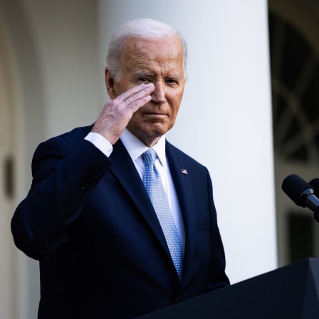 Joe Biden salutiert in die Kamera