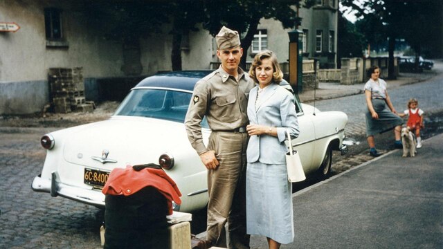 "Amerikanisches Paar bei der Ankunft in Baumholder" Die amerikanischen Frauen, die ihre Männer bei ihrem Auslandseinsatz begleiteten, sorgten in den 1950er Jahren in Baumholder für Aufsehen. Sie waren geschminkt und moderner gekleidet und frisiert als die deutschen Frauen.