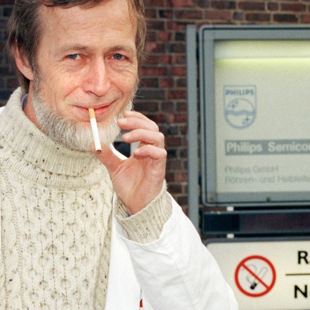 Der Hamburger Philips-Mitarbeiter Fritjof Karlsen-Svensson steckt sich am 20.1.1999 vor dem Firmeneingang in der Hansestadt eine Zigarette an. Karlsen-Svensson hatte vor dem Bundesarbeitsgericht in Kassel gegen ein Rauchverbot in seiner Firma geklagt und wollte damit einen Raucherraum erstreiten. Das Gericht hatte am 19.1. in einem Grundsatzurteil jedoch bestätigt, daß Arbeitgeber und Betriebrat generelle Rauchverbote für alle Räume eines Betriebes verhängen dürfen.