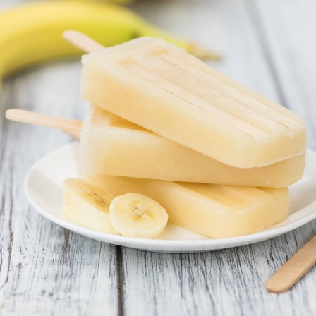 Eine Fotoanimation zeigt Fruchteis am Stil aus Bananen
