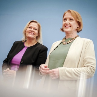 Nancy Faeser (l, SPD) und Lisa Paus (Bündnis 90/Die Grünen)