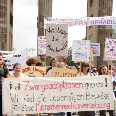 Demonstration von Eltern, denen die Kinder in der DDR entzogen wurden