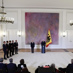 Bundespräsident Frank-Walter Steinmeier spricht im Schloss Bellevue neben Christian Lindner, Marco Buschmann, Bettina Stark-Watzinger, Volker Wissing, Jörg Kukies und Bundeskanzler Olaf Scholz