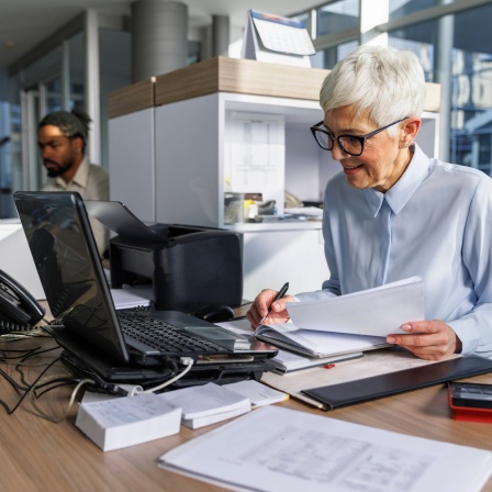 Frau über 50 bei der Arbeit