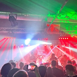 Shitney Beers spielen beim Reeperbahn Festival 2023 in einem Club.