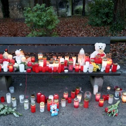 Trauerkerzen, Blumen und Kuscheltiere liegen nach dem tödlichen Angriff in einem Aschaffenburger Park am Tatort auf einer Bank