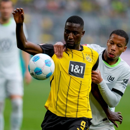 Serhou Guirassy (l.) schirmt gegen Aster Vranckx den Ball ab