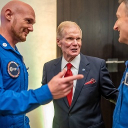 ESA Astronauten Alexander Gerst und Matthias Maurer sprechen mit Bill Nelson, Chef der NASA