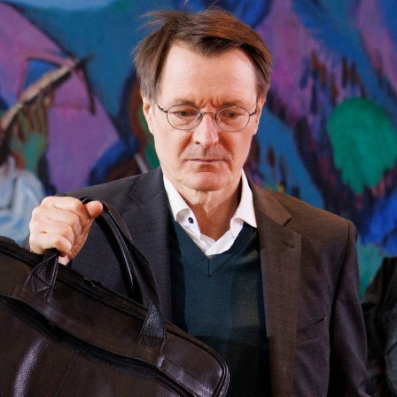 Karl Lauterbach (SPD), Bundesminister für Gesundheit, trägt eine Aktentasche vor Beginn der Sitzung des Bundeskabinetts im Bundeskanzleramt.