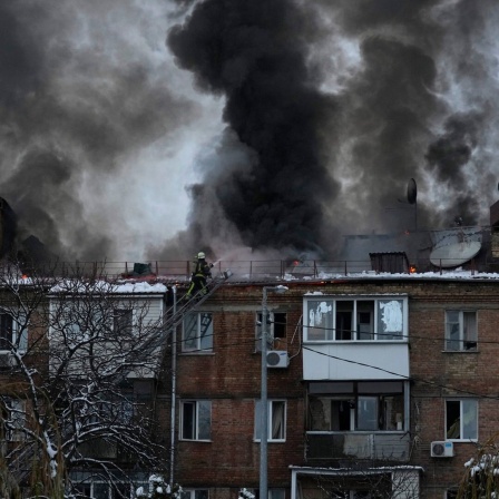 Feuerwehrleute des staatlichen ukrainischen Katastrophenschutzes löschen ein Feuer in Uschhorod.