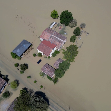 Nach den schweren Regenfällen und das daraus resultierende Hochwasser in den Dürreregionen der Emilia-Romagna stehen ganze Landstriche unter Wasser.