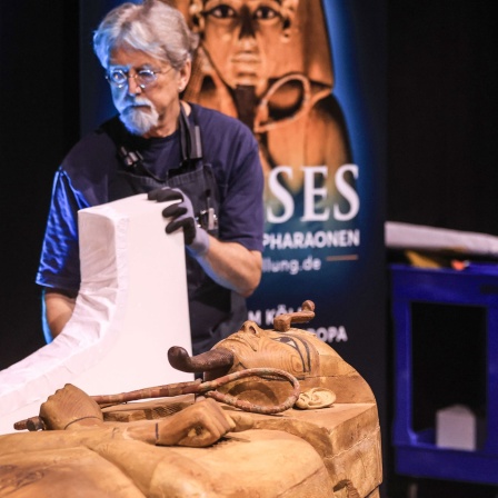 Mitarbeiter des Museums enthüllen den Sarg von Ramses II. für die Ausstellung "Ramses & das Gold der Pharaonen“ in Köln.