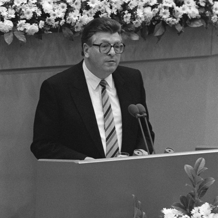 Bundestagspräsident Philipp Jenninger (CDU) während seiner Rede zum 50. Jahrestag der Reichpogromnacht am 10. November 1988 im Deutschen Bundestag. Die Rede löste einen Eklat aus und führte einen Tag später zum Rücktritt des Bundestagspräsidenten.