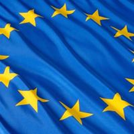 Man sieht die Europaflagge auf einem blauen Tuch