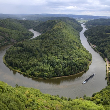 Saarschleife mit Schiff von oben