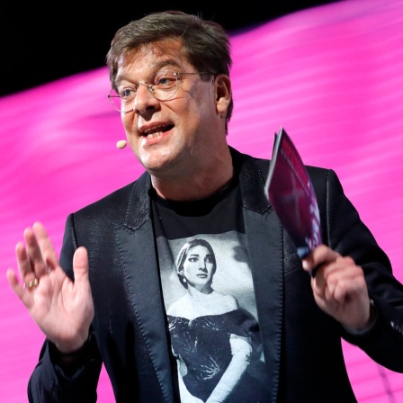 Musikjournalist Axel Brüggemann spricht auf einer Bühne.