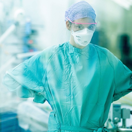 Ärzte und Intensivpfleger kümmern sich um die schwerkranken Covid-Patienten auf der Covid-Intensivstation der Dresdner Uniklinik.