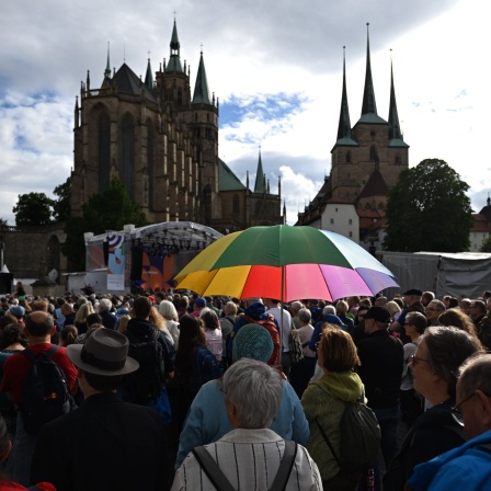 Zahlreiche Menschen stehen auf dem Domplatz während des 103. Deutschen Katholikentags in Erfurt.