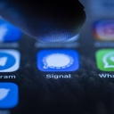 Die Logos der Messenger-Dienste Telegram, Signal und WhatsApp sind auf dem Display eines Smartphone zu sehen.