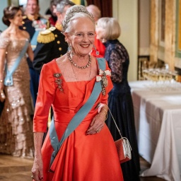 Königin Margrethe II. von Dänemark - ihr bewegtes Leben: Die Regentin zeigt sich lächelnd mit rotem Kleid im Danish Royal Theatre.