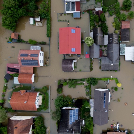 In Pfaffenhofen an der Ilm in Bayern steht ein Großteil des Ortes unter Wasser.