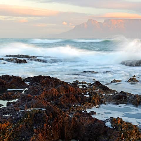 Blick vom Strand auf den Tafelberg in Kapstadt (Foto: imago images / McPhoto)