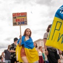 Ukraine-Demo in Berlin - eine Frau hält ein Scholz kritisches Schild hoch © picture alliance/ ZUMA Press Wire/ Dominic Gwinn