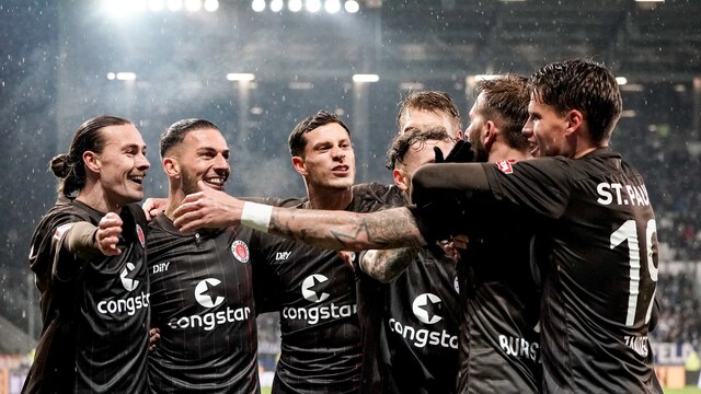Die Spieler von St. Pauli bejubeln ihren Treffer